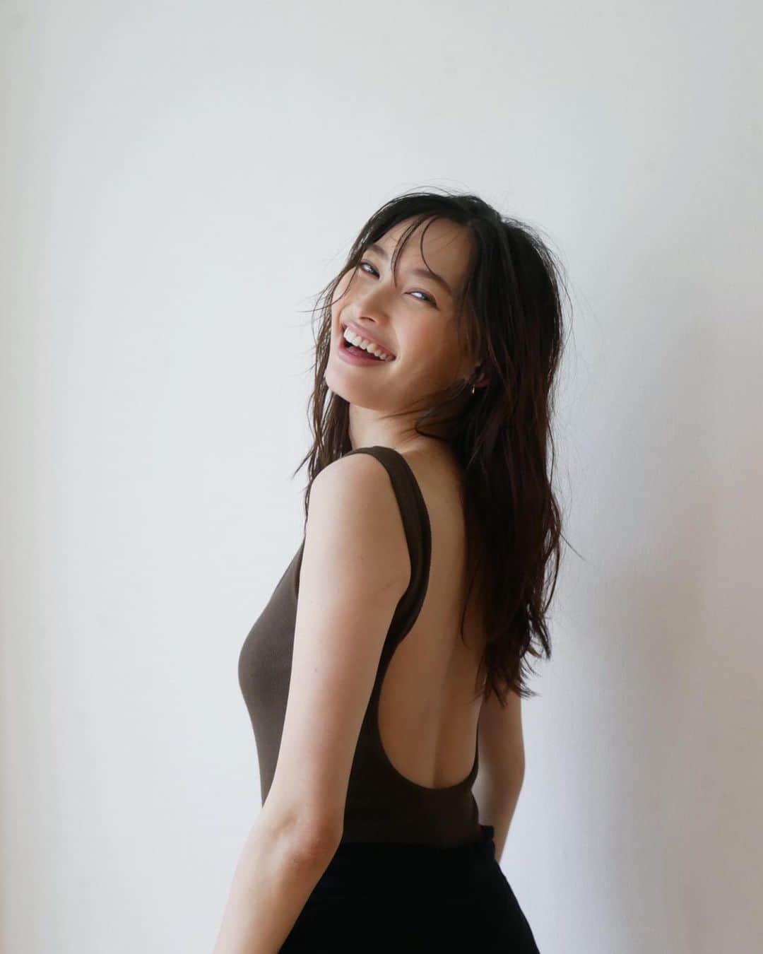 大政絢のインスタグラム：「BAILA中ページではきれいの最新ということで最近の食事、美容やトレーニングについてたくさんお話ししています🌿 撮影に向けて星野先生のところでトレーニング✨ 今回は 昔から通っている @aimerlilia  の笠置さんにも身体をほぐしてもらいながら😌 続けていくうちに中々変わらない背中や太ももにも変化が！ 多分ここまでくるのに3年くらいはかかったかな？ コツコツ身体と向き合うことで変化を感じられる。 これだから辛い時もあるけどやめられないんだなって思います😂 4枚目はトレーニング中のムービー📽  #BAILA」