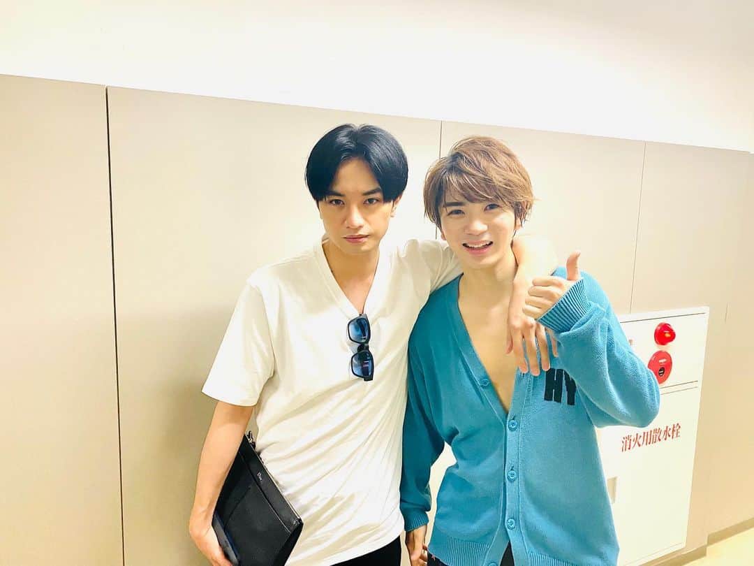 のインスタグラム：「里中の大規模なプレゼンに立ち会いました。  彼の口から「総務部」という言葉が出てきた時に、周りのお客様が盛り上がってましたが、僕はそんなに喜んでないです。勘違いしないでくださいね。  あと、何度もこっちを見てお辞儀をしないでください。 僕は、あくまで立ち会っただけですから。  とにかく今日も頑張ってたので ジェームスの時の駐車の件は忘れます。  まあ 勢いのあるメンバーの方々でした。  明日も頑張れ。らしくな。  #OOTD #ootdfashion #fashion #japan #asia #Tokyo #HiHiJETS #TDC #彼女はキレイだった #かのきれ #中島健人Instagram #髙橋優斗」