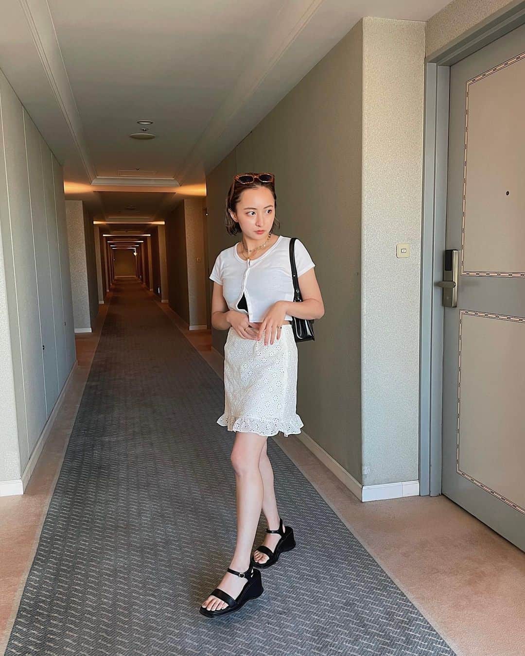 Julia Castroさんのインスタグラム写真 - (Julia CastroInstagram)「☁️☁️☁️ White Fashion . #allwhite  #hotelstay #summerstyle」8月13日 20時56分 - julia.c.0209