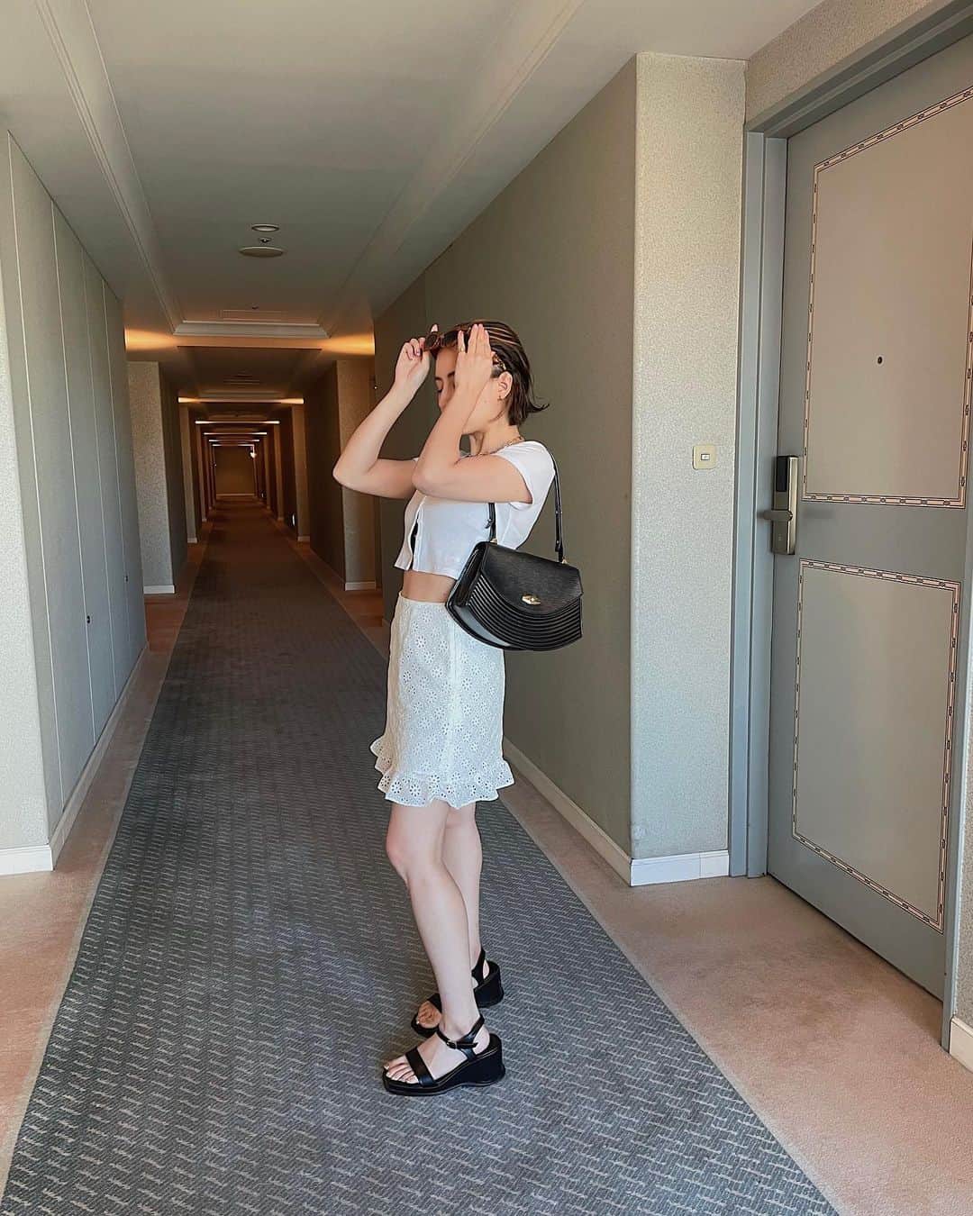 Julia Castroさんのインスタグラム写真 - (Julia CastroInstagram)「☁️☁️☁️ White Fashion . #allwhite  #hotelstay #summerstyle」8月13日 20時56分 - julia.c.0209
