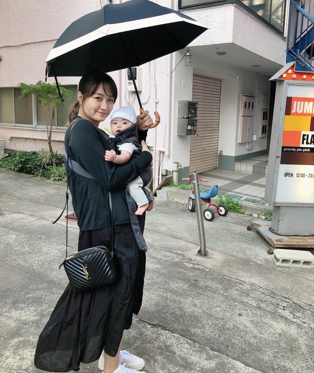 麻生夏子さんのインスタグラム写真 - (麻生夏子Instagram)「この日傘がとってもお気に入り。 @ashiya_roseblanc のもの。 100%完全遮光なので傘の中は涼しいのです。 どすこい坊やもこれで守ってあげられます。 着ているパーカーはユニクロのUVカットのもの。ワンピもユニクロ。  ちなみに抱っこ紐は @babybjorn のベビーキャリアミニ。新生児から使えるもので、メッシュ素材なので洗ってもすぐ乾くし使いやすいし、これにしてよかったです。 首が座ったら新しい抱っこ紐に変える予定です👍  #新米ママ #babystagram #baby #男の子ママ #男の子ベビー #出産 #妊娠 #3ヶ月ベビー  #どすこい坊や #どすこいママ #babybjorn #ベビーキャリア #抱っこ紐 #日傘 #uvケア」8月13日 21時16分 - natsukoaso0806