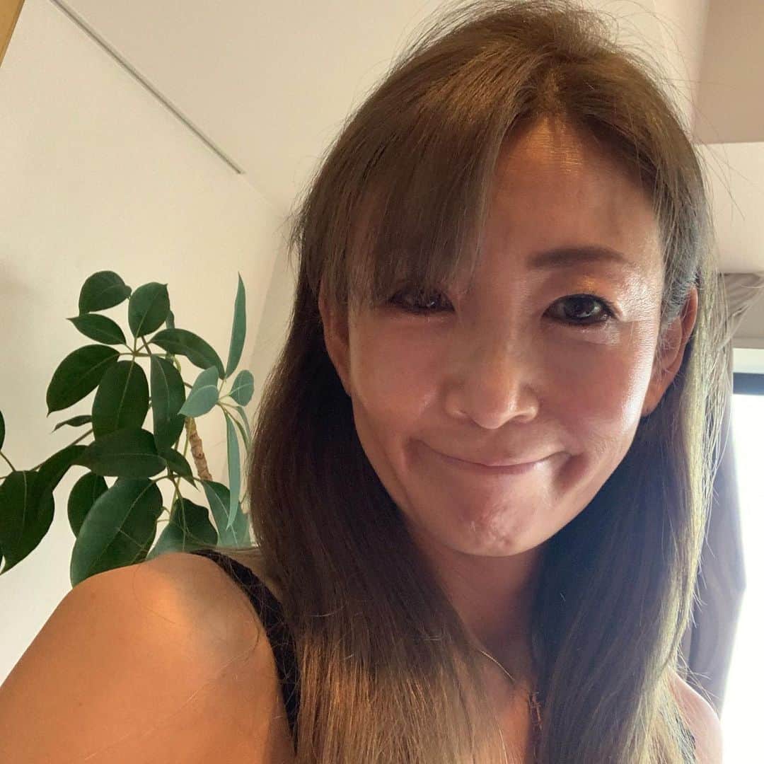 中島史恵さんのインスタグラム写真 - (中島史恵Instagram)「明日１２時からの空中ヨガレッスンの後、13.30からマグマレッスン代行入らせて頂きます😊。お盆休みで、ゆっくりお家でお休みされてる皆様、もしお時間ありましたらavityは変わらず通常営業しておりますので、お身体動かしにいらして頂けましたら嬉しいです❤️  髪の毛の色は試行錯誤しながら💦しっくりくる色を見つけてまぁす💕。でも新しい世界にも挑戦していきたいので😊  After the midair yoga lesson from 12:00 tomorrow, I will join the magma lesson on behalf of you from 13:30.😊I would appreciate it if you could come and exercise if you have time to take a good rest at home during the Obon holiday❤️  The hair color is trial and error 💦 Find the right color 💕.But I want to try a new world😊  #明日の１２時から空中レッスン❤️ #13.30からマグマヨガ⭐️ #代行レッスン入らせて頂きます！ #お盆休み、ゆっくりお家でされてる皆様、ぜひリフレッシュにavityにいらして頂けますと嬉しいです #17時からはさとみ先生のインサイドフローのクラスも❤️ #髪の毛の色は試行錯誤しながらしっくりくる色探してます💦」8月13日 12時46分 - fumielove0614