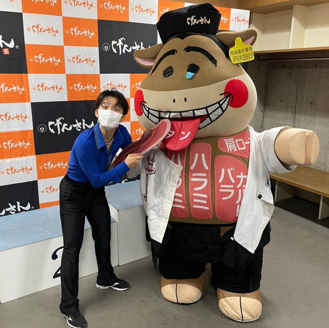 のインスタグラム：「. サマーカップ  シーズン初戦、課題の多く残る試合になりましたが成長を実感できた試合でもありました。 たくさんの応援ありがとうございました。  また、長年サポートしていただいているセントラルスポーツの所属選手として初の試合になりました。 「友野一希 セントラルスポーツ」と所属先がコールされた時には嬉しい気持ちと同時に気が引き締まりました。 改めてセントラルスポーツアスリートの一員としての自覚を持ち努力していきたいと思いました。  副賞のお肉も5年連続！💪  #サマーカップ2021 #centralsports  #セントラルスポーツ」