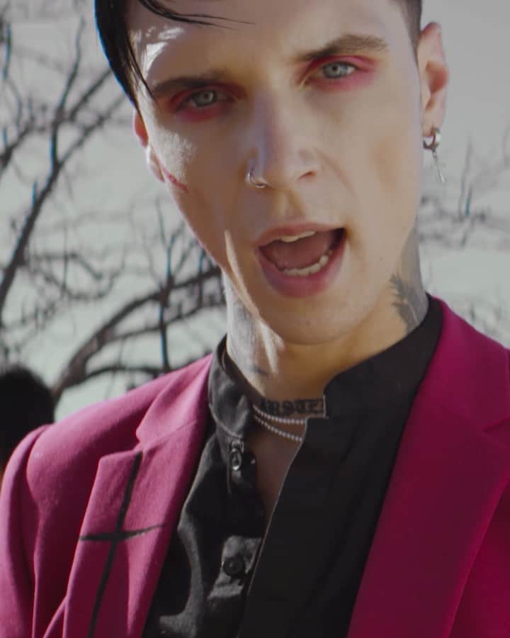 アンディー・ビアーザックのインスタグラム：「“TORCH” OFFICIAL MUSIC VIDEO OUT NOW! LINK IN BIO @blackveilbrides #thephantomtomorrow」