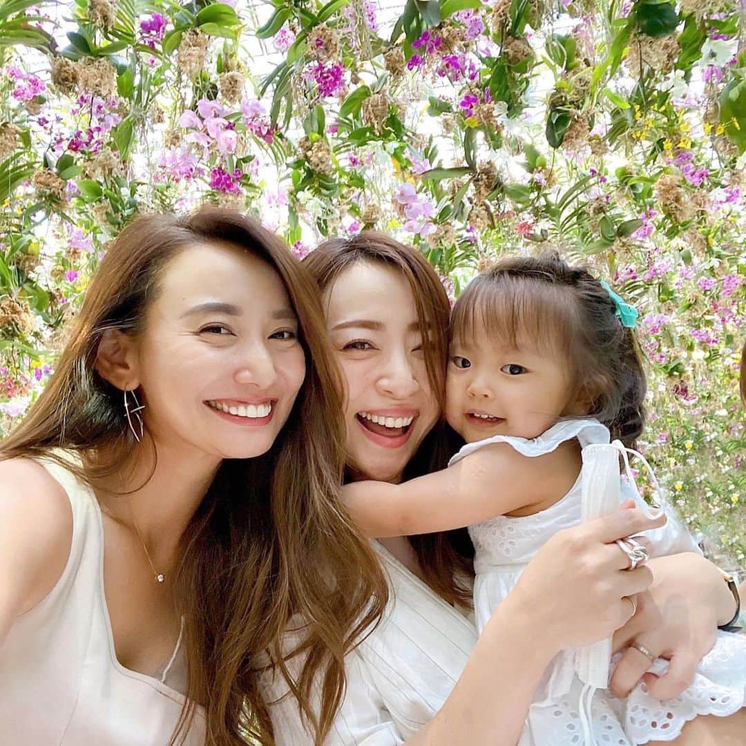 のインスタグラム：「💛💛💛 . ゆいちゃんと写真撮ってたら、自由に走り回ってた娘が写真に入ってきたこの写真、お気に入り〜😁  5枚目は、わたしがピン写真撮ってたら、娘を追いかけるパパのシーン撮れててホッコリ😂  良い写真いっぱい撮れたなぁ📸 何より娘が楽しそうでよかった☺️🌷  #チームラボプラネッツ #teamlabplanets #豊洲 #仲良し #家族写真 #家族   @teamlab.planets」