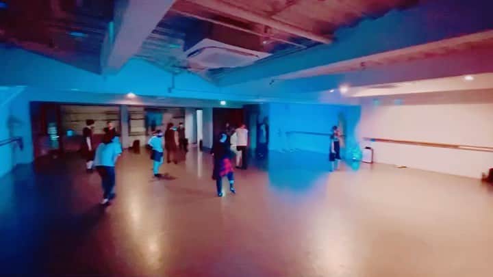 大真みらんのインスタグラム：「昨夜のJAZZクラス♬ コレと桑田佳祐さんのSMILE まさかの２コンビネーション🤣　みんな良く頑張りましたっ❗️ ラストは心臓🫀飛び出しそうになったよね笑 （肋骨完治まで間近…の割には自分も踏ん張ったツモリ😂） さてさて、来週から新コンビネーションスタート💨✨何踊ろうか…🕺💃  #bdctokyo #jazz #dance @bdctokyo  #ばらーど #のりけい #しあたー  #なんでも  #てんしょん #持久力 つけて下さい大真さんよ😆」