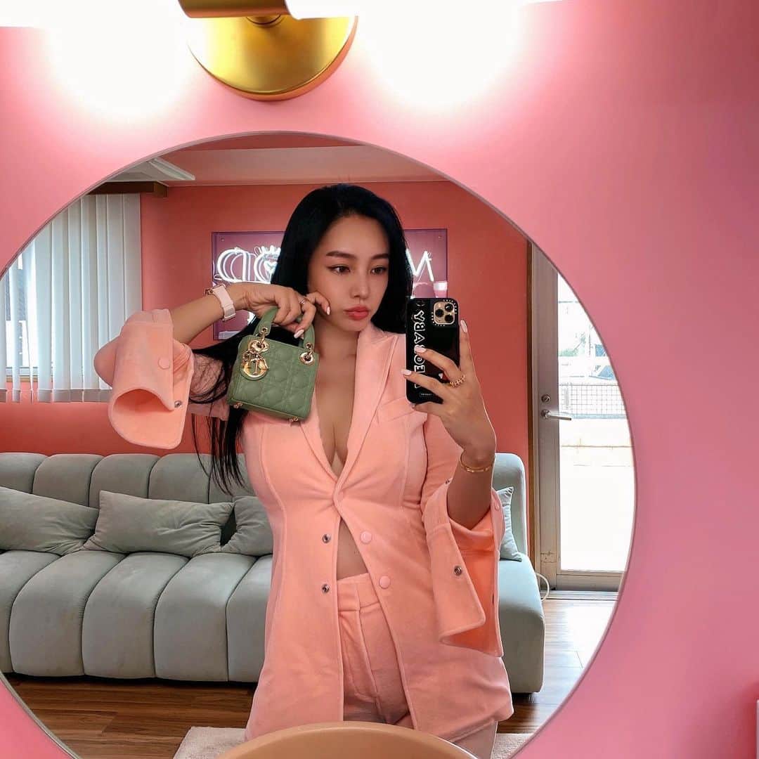 megbabyのインスタグラム：「マグワート愛が強すぎてマグワートカラーで出勤💚👩🏻👜  気づけばオフィスもマグワートカラーですね😲  #裏側は古民家 #実家感の強いオフィス #メグッド信者ならわかるはず😂 🏠」