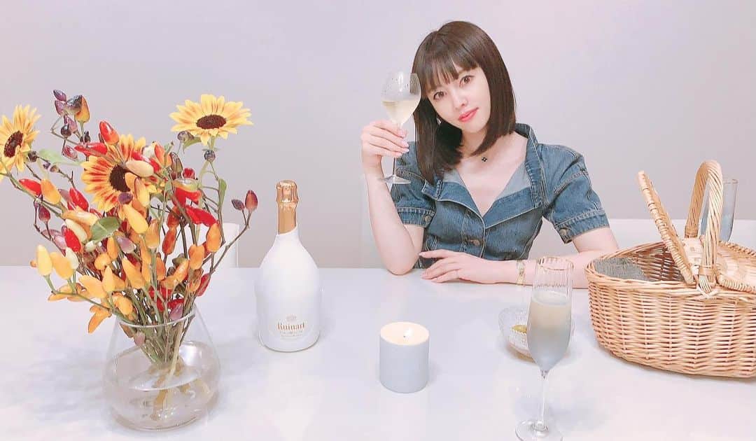 松下萌子のインスタグラム：「私の大好きなシャンパン🍾 #ルイナール から #セカンドスキン が出ました🥂 ルイナールは世界最古のシャンパーニュ。 飴色のような綺麗な液体。つるんとしたボディラインも美しくて、目で見るのも飲むのも、大好きなのです。 新しく出たのは、サステイナブルなパッケージ。 長い月日をかけ、誕生したと言う、環境問題に配慮しプラスチック不使用だそうです。 とっても素敵なデザイン✨  ちなみに私が尊敬するアーティスト #ミュシャ が初めて広告を書いたのもルイナール。それによりミュシャは、一躍脚光を浴びることになったそう👏🏻  あ、前髪切りました✂️💈  #ruinartsecondskin #ルイナールセカンドスキン  お洋服は @alexandermcqueen」