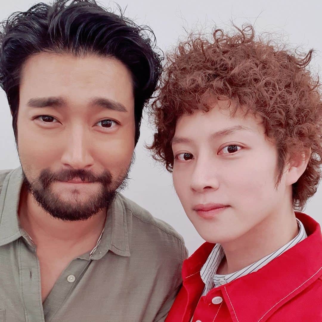 ヒチョルのインスタグラム：「수염 VS 뽀글  뭐가 더 마음에 드는지 여러분의 선택은?!  1. 🧔 2. 👨‍🦱  많은 투표 바랍니다🐴🥦🐴🥦🐴🥦🐴🥦🐴🥦🐴🥦」