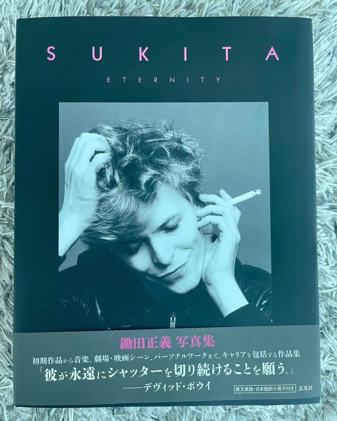 布袋寅泰さんのインスタグラム写真 - (布袋寅泰Instagram)「SUKITA “Eternity “敬愛する写真家「鋤田正義」氏の写真集。こうして自分のショットが掲載されていることは夢のようであり光栄の極み。いつまでもお元気で、夢の瞬間を捉え続けてください。#sukita #eternity #hotei #鋤田正義　#布袋寅泰」8月13日 14時44分 - hotei_official