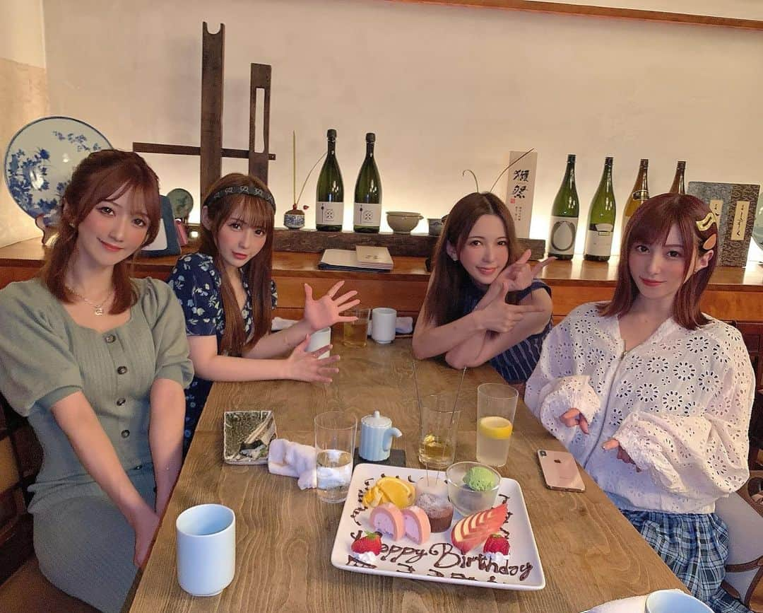 大槻ひびきさんのインスタグラム写真 - (大槻ひびきInstagram)「ここ！ お誕生日おめでとう🥰🎂  本当は遠出旅行したり お友達いっぱい誘ってお祝いしたかったけど 今の時期は我慢🥺  同じ事務所の４人で集まって お寿司食べました🍣 今度ゆっくりホムパでもしようね😊  #happybirthday  #sushi」8月13日 14時58分 - yanhibi0221