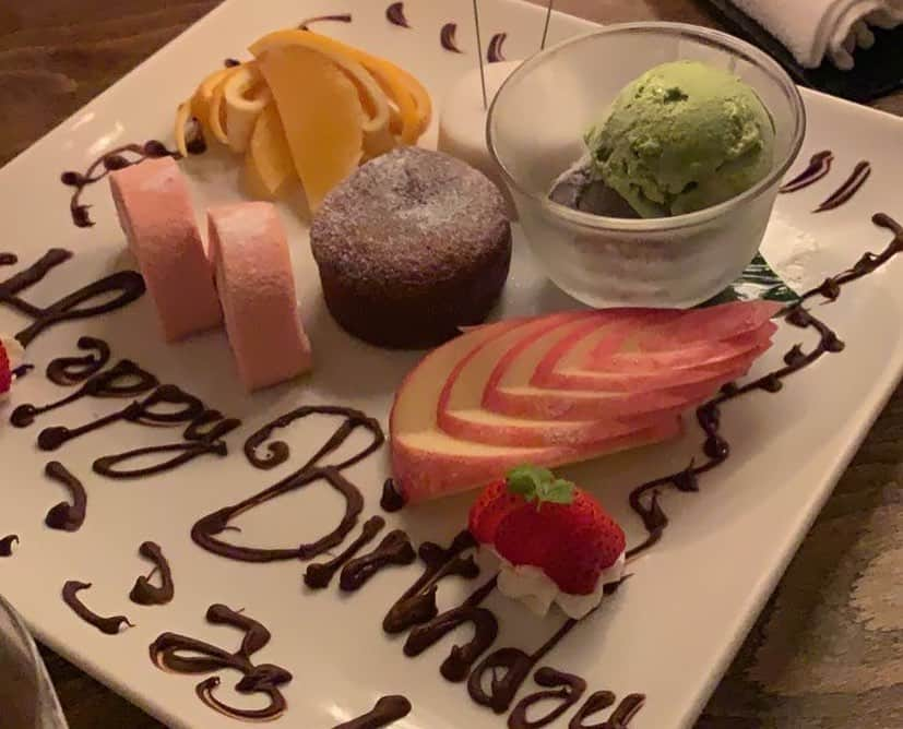 大槻ひびきさんのインスタグラム写真 - (大槻ひびきInstagram)「ここ！ お誕生日おめでとう🥰🎂  本当は遠出旅行したり お友達いっぱい誘ってお祝いしたかったけど 今の時期は我慢🥺  同じ事務所の４人で集まって お寿司食べました🍣 今度ゆっくりホムパでもしようね😊  #happybirthday  #sushi」8月13日 14時58分 - yanhibi0221