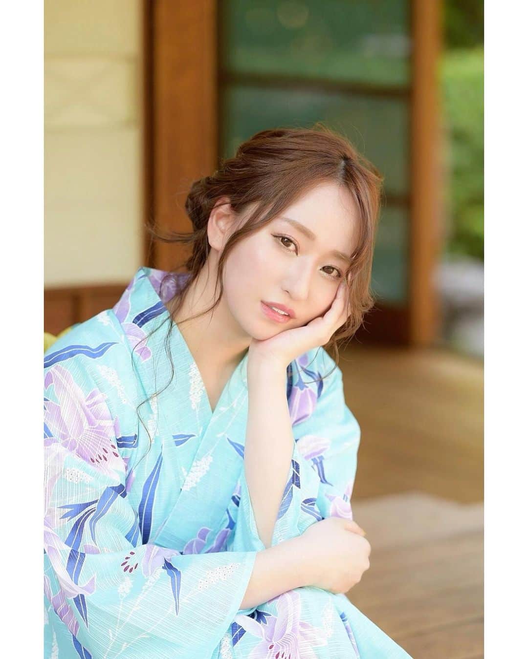 柴咲マナのインスタグラム：「. 日本の夏🎐 . . . . #👘 #🎐 #🍉 #縁側 #浴衣 #和  #和装 #夏 #日本の夏 #ポートレート #写真好きな人と繋がりたい  #ゲーム #ゲーム女子 #eスポーツ  #japanphoto #japansummer #engawa  #summer #kimono #yukata #japan #japanesegirl #portrait #twitch #stremer #twitchstreamer  #gamergirl #game #esports」