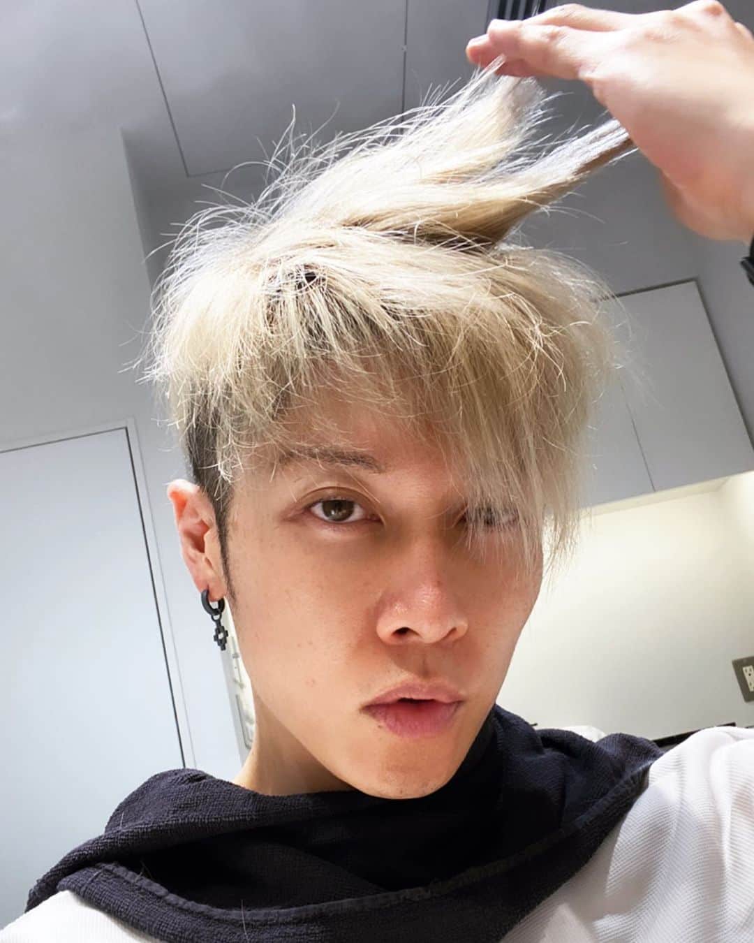 雅-MIYAVI-さんのインスタグラム写真 - (雅-MIYAVI-Instagram)「Cutting my hair again for summer ✂️ Any suggestions?? あと、914久しぶりにガチライヴやります。詳しくはスタッフアカウント @miyavi_staff にて🤘🏻」8月13日 15時24分 - miyavi_ishihara