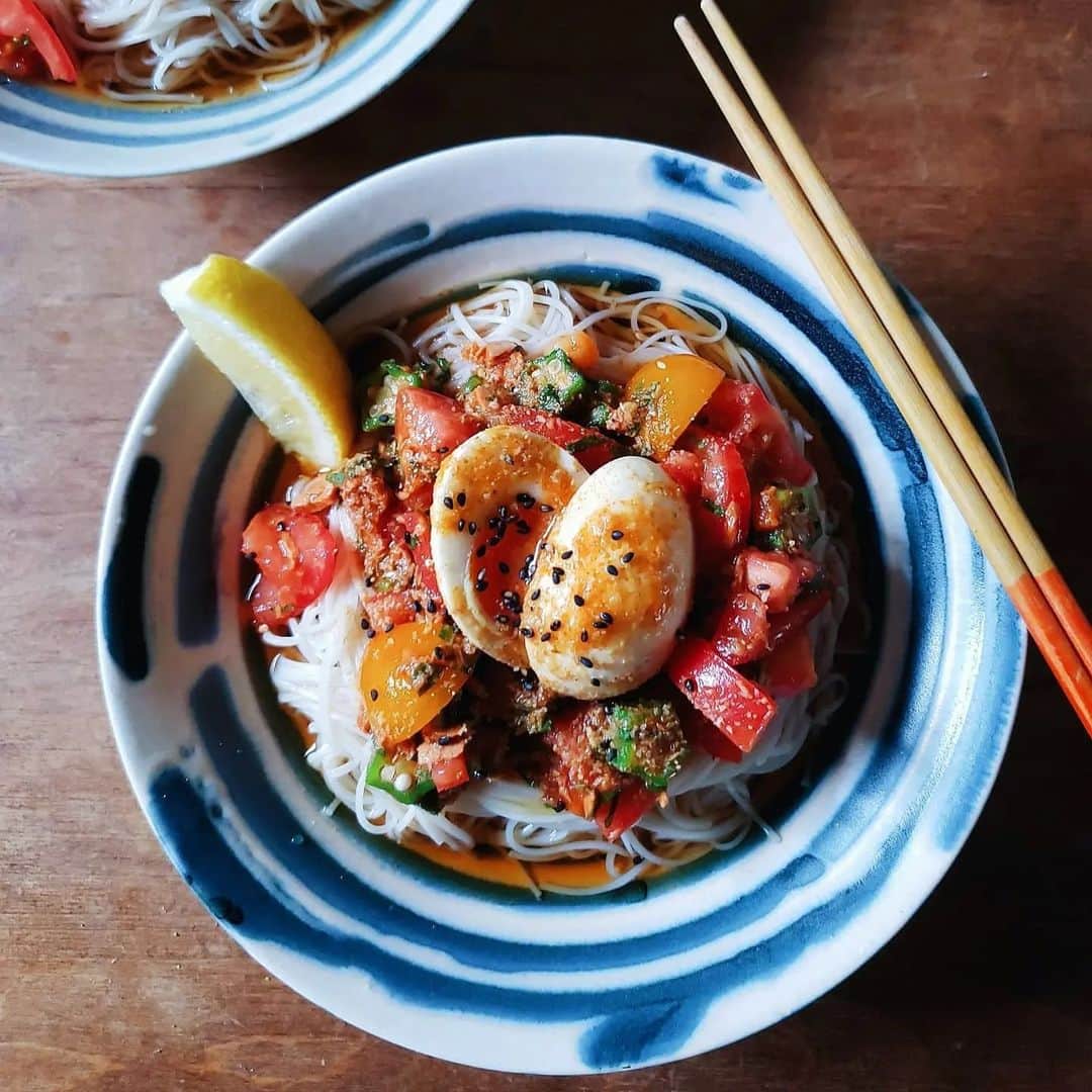 のインスタグラム：「* #素麺 *  ツナトマ素麺は、(ツナ缶＋トマト) 簡単&美味しいで有名ですが……  そのツナを韓国のピリ辛ツナ缶に変えるのも美味しいのでオススメ♡  今回はオクラと大葉をプラス。  茹でた素麺に、 具材を全部混ぜたのを乗せて、 素麺つゆをかけるだけ。  ラブパク卵とレモンはオマケだけど、 あればグーーー👍 @lovepakcheesauce  * #食事 #おうちごはん#夏野菜#夏ごはん #麺#麺活#そうめん#素麺アレンジ  #昼食#ランチ#お昼ごはん#ツナ缶 #韓国ツナ缶#ラブパク#ラブパクソース」