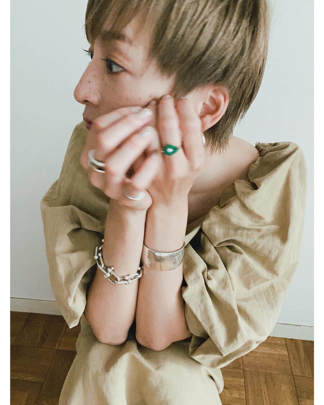 高山都さんのインスタグラム写真 - (高山都Instagram)「髪色とおんなじ色のワンピースを着た。 グリーンの指輪が効いてる🥑 @aliita.official  グリーンに染められたターコイズに種はパール。 ちょっと良いものを身につけるのも、幸運に繋がるのだそう。 @aokiyoshifumi 青木良文さんがおっしゃってた。 毎日つけてるお守りみたいなピンキーリングは、まさに。 Tiffanyで、なんでもない日に自分へ買ったはじめてのダイヤ入りのジュエリー。 あの頃は、しんどい状況と環境をとにかく変えたくて、救いを求めて少し大きな買い物したんだよなー。 効果があるかは分からないけど、不安な時とか泣きたい時、この指輪よく自分でギュッて触ってた。 最近、ありがとうーってよく思ってる。」8月13日 15時39分 - miyare38