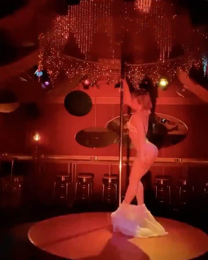 RINGOのインスタグラム：「👠💄💎  #showgirl #踊り子 #dancer #昭和レトロ #平成レトロ  #poledance #ポールダンス #ポールダンサー #ショークラブ #burlesquedancer #burlesque #japanesegirl  #japanesedancer  I wanna show you my style like this can you invite me in your city hope covid19 will be gone」