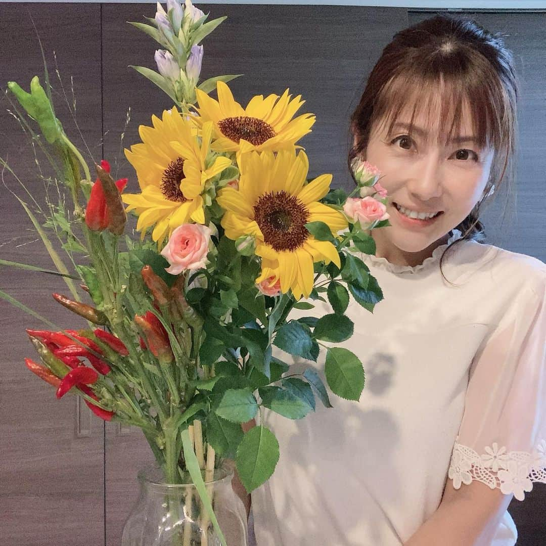 重長智子さんのインスタグラム写真 - (重長智子Instagram)「. . 1000円で、なんと豪華な花束😍 . 友人の知り合いのお花屋さんで、 店に冷蔵庫を置いてないので 回転を良くするために 安く売っているそうです😊 . 店内には、200円や500円の すぐ買える花束もありました💐✨✨ . . #静岡市 #人宿町 #テンローズ #ヒマワリ #赤いのはトウガラシ #おうち時間 #花のある生活 #花のある生活が好き #歳を重ねると花を愛でるようになる」8月13日 16時10分 - tomoko_shigenaga