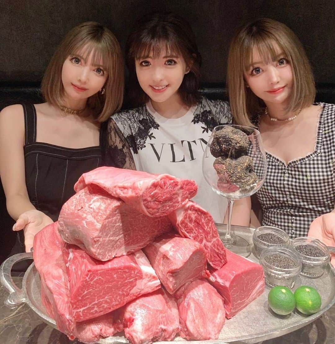 吉川ちえさんのインスタグラム写真 - (吉川ちえInstagram)「新進気鋭でお肉🥩食べた時の写真📸💕 このお肉の写真凄くない⁉️🤣w 新進気鋭すごかったー👏 . あいみさん👸🏻👑 ( @all_you_need_is_love421 )を 双子と肉で挟みました😍✌️ 双子肉サンド🥪❤️笑 . #新進気鋭 #新進気鋭焼肉  #住所非公開 #焼肉 #双子」8月13日 16時21分 - yoshikawachie_16