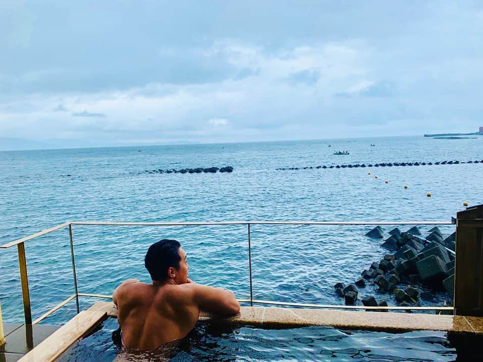 JUNYAのインスタグラム：「8/12に37歳になりました✨✨⠀ 今が一番かっこいいと思える年の取り方をしたい。⠀ まずは自分のことを好きになれ、とある人に言われました。⠀ そだね、そうじゃないと誰も幸せにならない。⠀ また一年よろしくお願いします🤲⠀ お祝いメッセージいっぱいありがとう😘⠀ 大好きです。⠀ ⠀  #mensfashionreport #mensfashion  #mensstyle #mensfitness #fitness #gym #exircise #singersongwriter #musician #singer #mensmodel #menswear #mensapparel #mensclothing #ジム #筋トレ #筋肉 #jewelry #mensfitness #歌手 #シンガー #model #fashion  #muscle #マッチョ #hairstyle」
