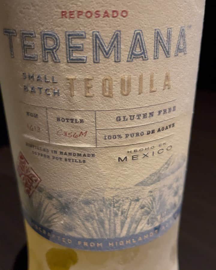 ドウェイン・ジョンソンのインスタグラム：「1am and just wrapped one of the longest, most fatiguing work week of my career.   Ain’t complaining, I’m grateful I got something to do and maybe these hours will pay off down the road.   Freezer frost bitten bottle of @teremana reposado lettin’ me know everything’s alright 🥃  Late night Teremana toast to you all puttin’ in that work.  I know you know the grind.   Now go enjoy your weekend…   cheers 🥃  #singitsol  #cantnobodyloveyou」