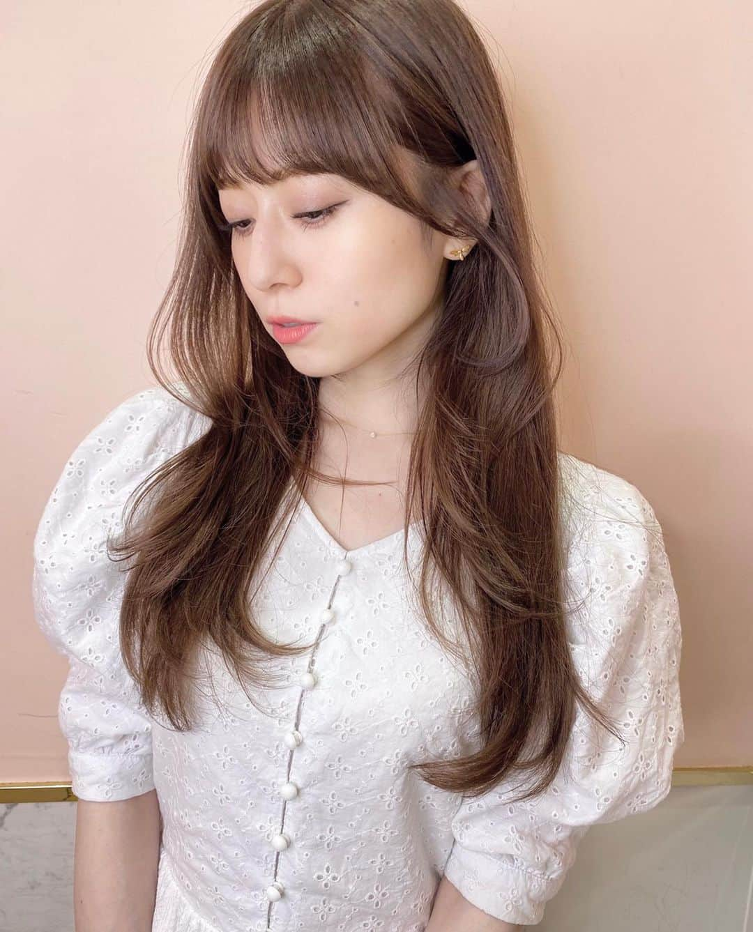 黒坂優香子さんのインスタグラム写真 - (黒坂優香子Instagram)「🍫🧸🤍  new 💇🏼‍♀️♡  ミルクチョコレートベージュ🍫🤍  毎回神色のみほちゃんカラー♡ 私のざっくりしたオーダーでいつもめたゃ可愛いカラーにしてくれる😂♡  いつもありがとうーっ🥰 @miho__motoyama   着てるワンピースは @jour.de.muguet ♡  昨日からHappy Bagの発売開始してるよ♡ とってもお得にアイテムをゲット出来ちゃうのでぜひチェックしてね♡  買ってくれた方の中から抽選で、私とのzoom座談会が当たります♡  色々お話ししたいな♡  発売期間は15日の23時59分までです！ 気になる方はお早めに…♡  #shima #haircolor #jourdemuguet」8月13日 17時05分 - yukakokurosaka0606