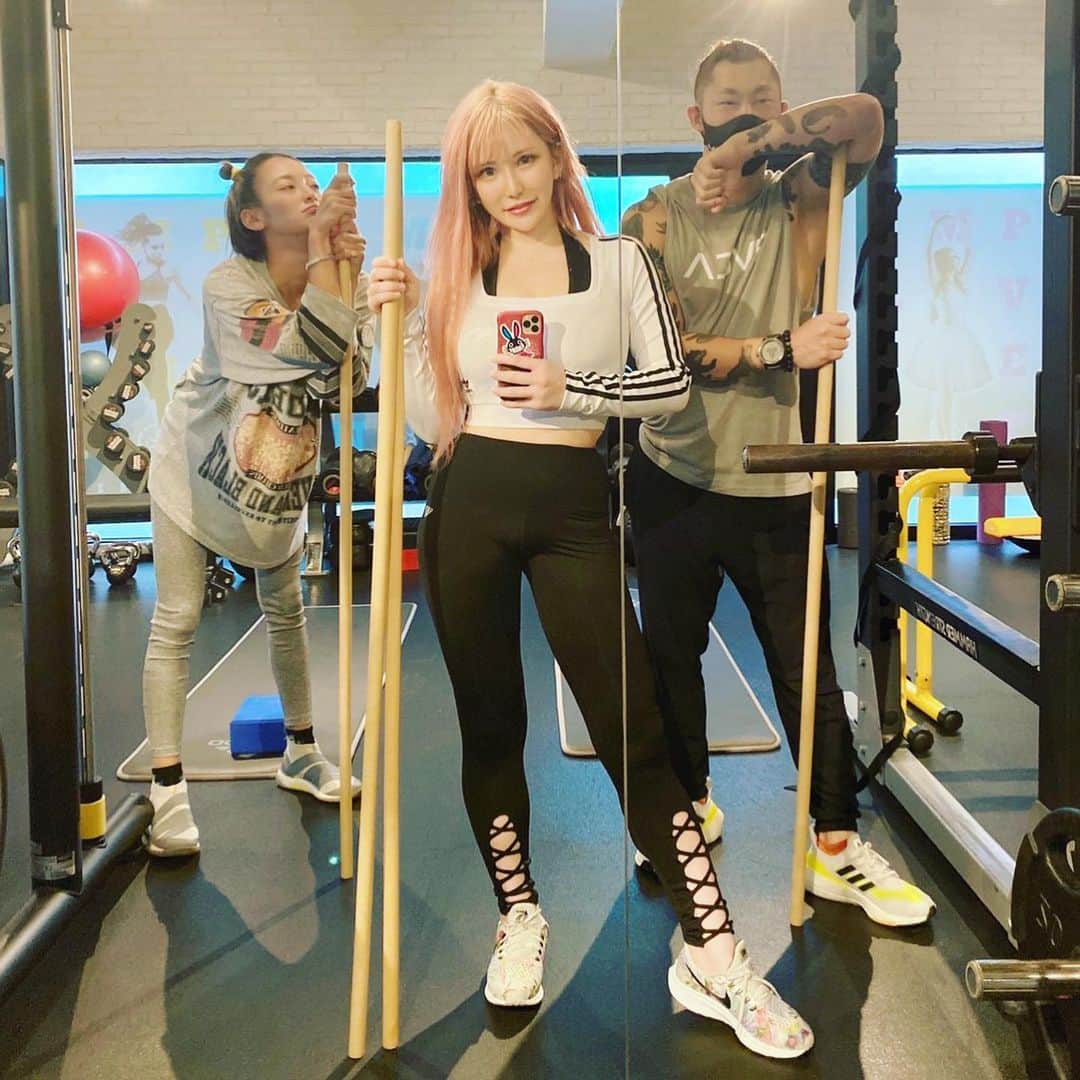 のインスタグラム：「ワタシ ウエイト ドンライク。  @jess.movement  @yoyohina  @improvement.studio   下着をウエアにしても成り立つあるある。  #揺れる重みより #ズレる恐れ #可愛いからこれでトレる #使い方間違ってたらごめんね #😘🤫😘 @lunangelina_official  本日から西山食堂お盆連休頂きます。 またの御来店をお待ちしております🌈🙏🌈」