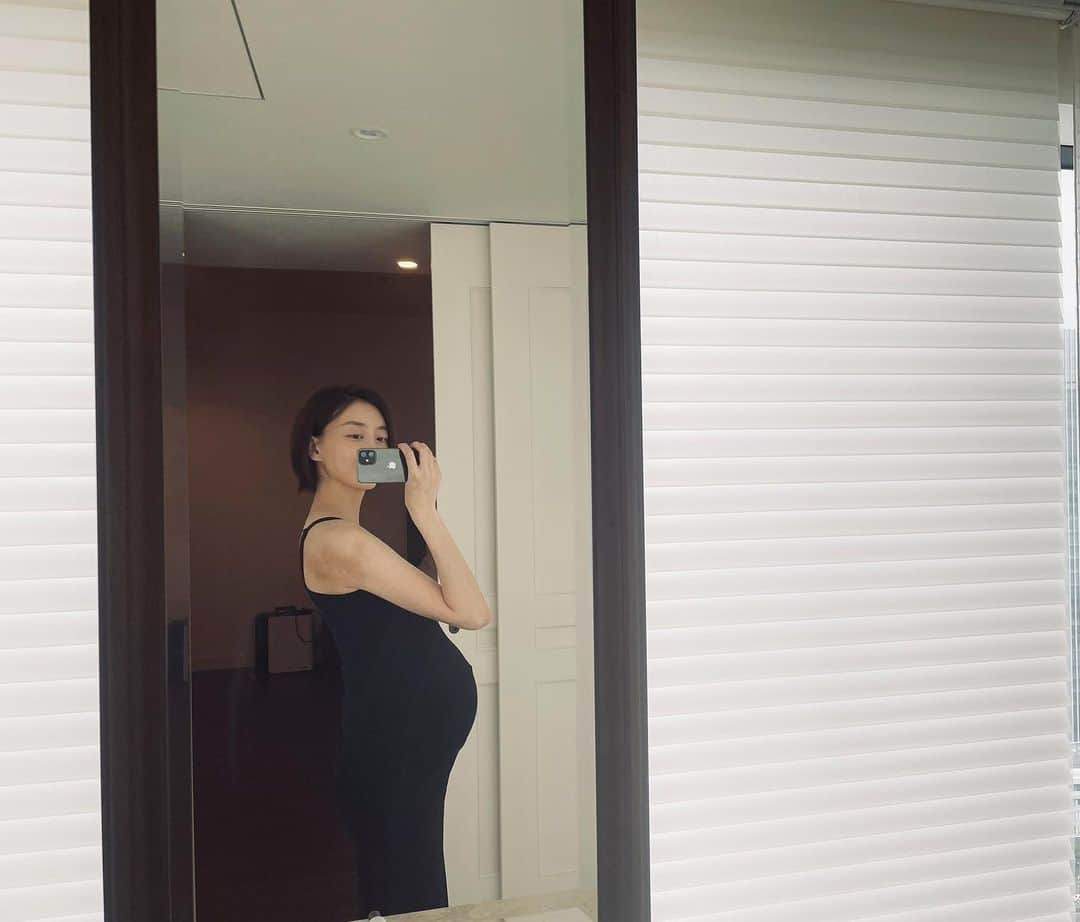 渡辺舞のインスタグラム：「The due date is getting closer 🍼  朝髪乾かして適当に横から写真撮ってみたらこんなに大きくなったのかぁと自分でも驚き。マタニティーフォトは撮らなかったので記念にぽんぽこのお腹を投稿に残しておこ📸  振り返れば昨年12月、赤ちゃんがいると分かった時の感動とか、ちゃんと育ってるかなぁの不安で検索魔になった初期とか、はじめて知る妊娠による身体や心の変化とか（肩にある生まれつきのシミも妊娠による色素沈着で濃くなった）うん。長いようで振り返ればあっという間のマタニティーライフでした。最近は肋が痛いほどグネグネ動いたり、呼びかけに気まぐれに応じてくれる胎動も、もう少しで感じれなくなっちゃうと思うと少し寂しいけど。でもその寂しさよりも、未知なる出産の恐怖よりも、もうすぐ会える楽しみ嬉しさの方が遥かに大きい…💎  一緒に出産がんばろうね。」