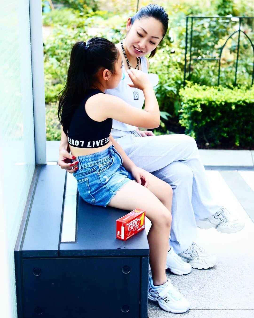 安藤美姫のインスタグラム：「Recently, my daughter carries supplements and water everywhere she goes. The supplement is "GPC One" recommended by pediatrics teachers. “I want to grow taller quickly” It is a great help because he is willing to drink from me. Maybe it will be overtaken in a few years !? Her 400mg of the nutrient "GPC" necessary for the child's growth period is also included !!!  👇👇 You can buy it online 👇👇 　　　https://bit.ly/3scIGe0  最近 娘はどこに行くにもサプリとお水を携帯🙂👌 サプリは小児科の先生も推奨している”GPC ワン”です😌😊 “早く背が大きくなりたい😄” と自分からすすんで飲んでくれるので大助かり😌 何年か後には抜かされちゃうかも🤔🤔🤔!? 子どもの成長期に必要な栄養素”GPC”が 400mg も配合されているのが特徴!!!  👇👇通販で買えます👇👇  https://bit.ly/3scIGe0 是非チェックしてみて下さいね😌  @gpc1_official #gpcワン  #GPCワン  #小児科専門医推奨サプリ #pr  #娘の成長が楽しみ  #大きくなあれ  #身長伸びるかな #親子 #娘 #安藤美姫 #mikiando」