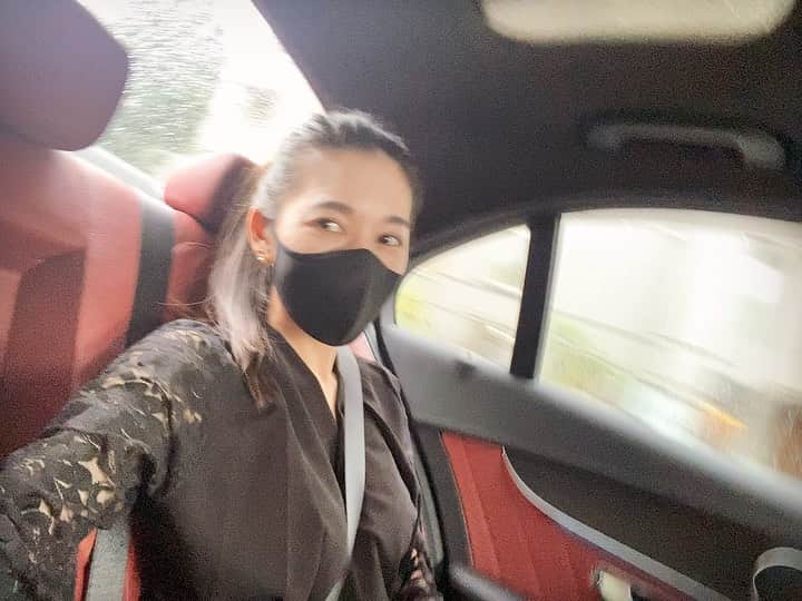 のインスタグラム：「🚗🚗🚗  パパママ迎え来てくれたっ❤️ 寄生虫博物館を横目に帰省中...  #マスクしながらの車内トーク酸欠になる笑 #お盆帰省」