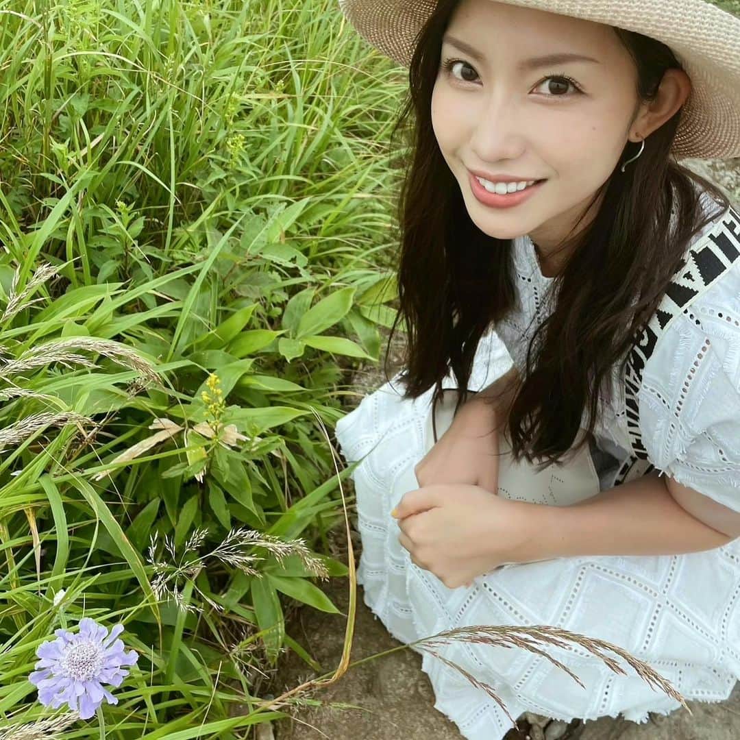 中島亜莉沙さんのインスタグラム写真 - (中島亜莉沙Instagram)「日本百名山の一つである #美ヶ原高原 に行った時の👒  なんと標高2,000m🤭！ ここにしか咲かない花  みたいなのも咲いてました♪  この日のコーデ紹介🤍 ・ワンピース : @obli_official  ・バッグ :  @stellamccartney  ・サンダル : @uniqlo_jp  ・ハット : シドニーのお土産屋さん  寒い季節や紅葉シーズンは もっと綺麗なんだってー🍁 皆さん行ったことありますか？☺️  #ごまいめ #霧がすごすぎて思わず #ドヤ顔しちゃう人」8月13日 18時45分 - arisan_days