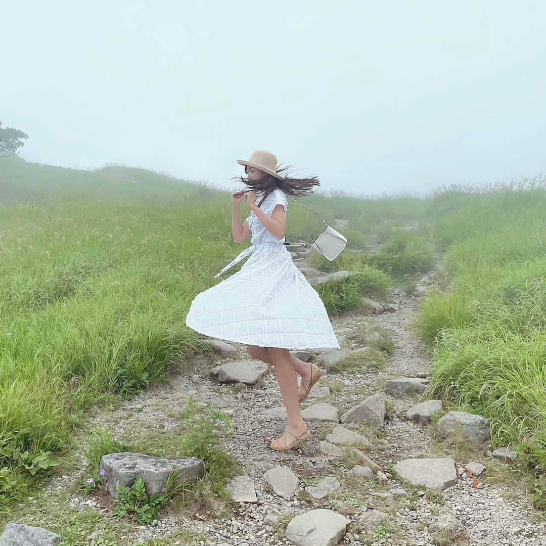 中島亜莉沙さんのインスタグラム写真 - (中島亜莉沙Instagram)「日本百名山の一つである #美ヶ原高原 に行った時の👒  なんと標高2,000m🤭！ ここにしか咲かない花  みたいなのも咲いてました♪  この日のコーデ紹介🤍 ・ワンピース : @obli_official  ・バッグ :  @stellamccartney  ・サンダル : @uniqlo_jp  ・ハット : シドニーのお土産屋さん  寒い季節や紅葉シーズンは もっと綺麗なんだってー🍁 皆さん行ったことありますか？☺️  #ごまいめ #霧がすごすぎて思わず #ドヤ顔しちゃう人」8月13日 18時45分 - arisan_days