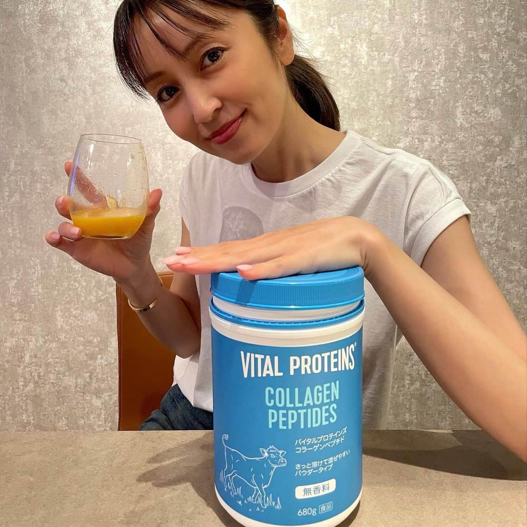 矢田亜希子さんのインスタグラム写真 - (矢田亜希子Instagram)「最近、美容と健康のために取り入れることにしたもの。バイタルプロテインズ！なんとなんとアメリカ売上no.1コラーゲンブランドがついに日本上陸し、コストコで売っているのです！！！ 無香料でどんなものにでもさっと溶けて本当に取り入れやすいのです。私は毎日飲んでいるオレンジジュースに混ぜて飲んだり、ヨーグルトに混ぜたり、カフェラテに混ぜたり、いつもの味が変わることなく、とにかく何にでも合いますし忘れずに取り入れることができてお気に入り！コラーゲンてやっぱり必要なんだと再認識しました！  コストコの店舗とオンラインで、コストコ限定の680gの大容量が販売されていますよ！ #バイタルプロテインズ #はじめてのコラーゲンプロテイン習慣 #StayVital #PR @vitalproteins.japan」8月13日 19時01分 - akiko_yada