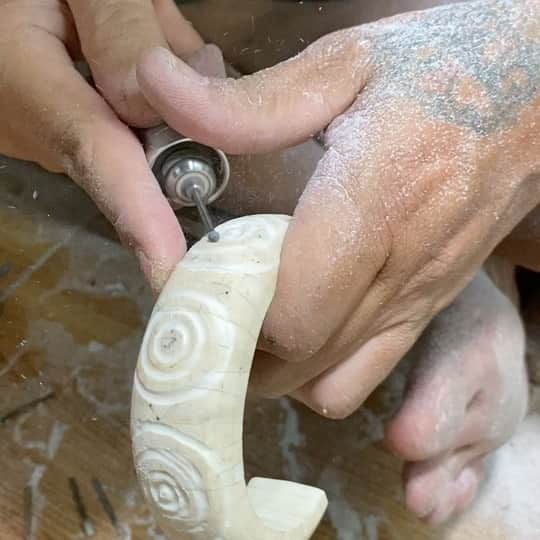 ベックスロックスのインスタグラム：「Preserving craft and respecting the traditional arts of Balinese culture is at the heart of our work.  Understanding the process breaths a lifetime of beauty in every piece we make, inside and out.  ⠀⠀⠀⠀⠀⠀⠀⠀⠀ Our Dharma cuff being hand carved in 80 million year old fossil stone, shown here by our Master carver Pak Nyoman.  ⠀⠀⠀⠀⠀⠀⠀⠀⠀ A limited edition made to order collection set in reclaimed precious metals. Each piece is hand made taking a month to make. Available now.  . . . ⠀⠀⠀⠀⠀⠀⠀⠀⠀ #TheArtOfSlow #Sustainableluxury #Artisanmade #TheArtofcarving #balinesecarving #ethicaljewellery」