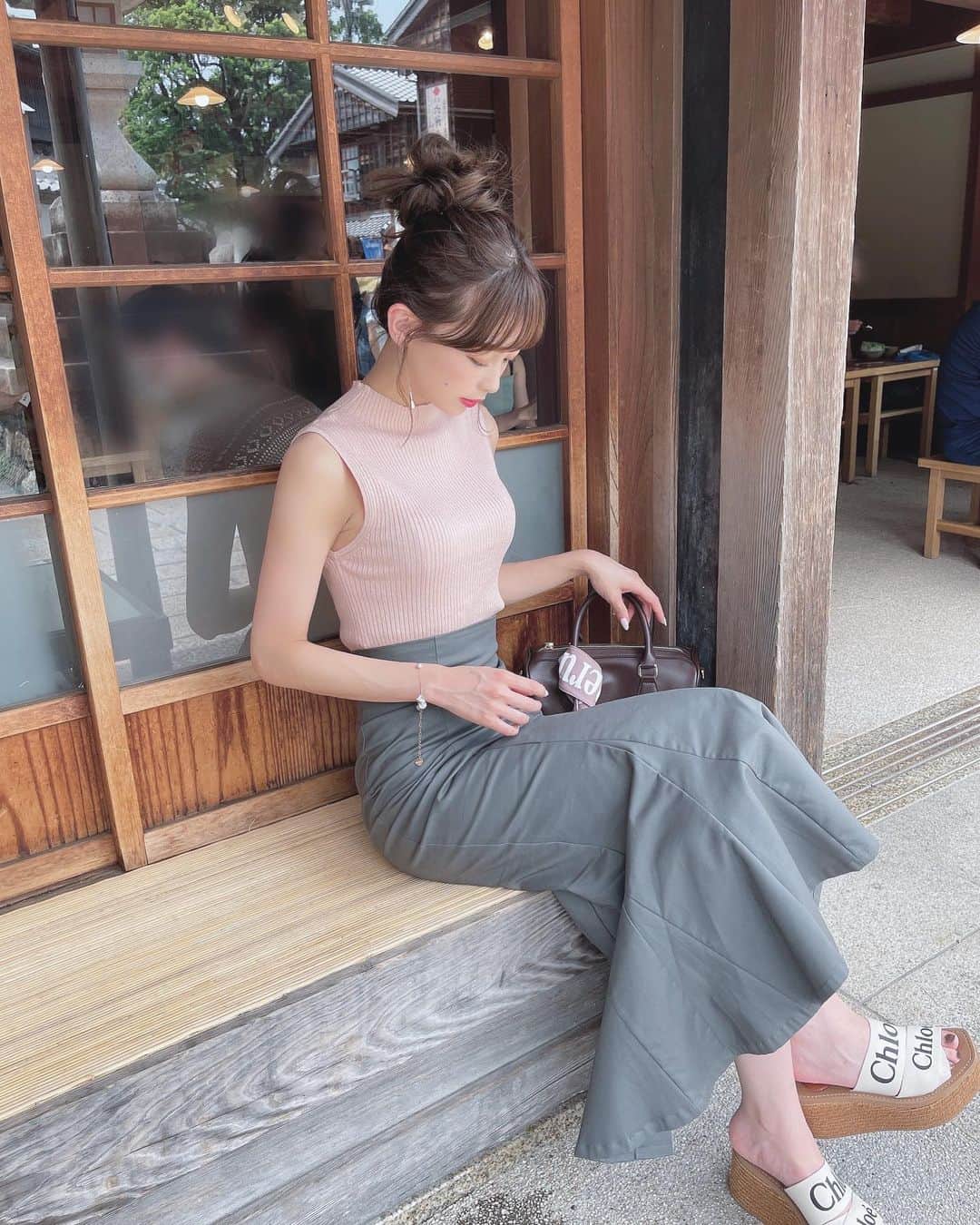 りなてぃさんのインスタグラム写真 - (りなてぃInstagram)「⁡ ⁡ ⁡ ⁡ #teacode  ⁡ ⁡ 今日は雨がやばかったね😭😭😭💭 ⁡ ⁡ ⁡ いつかのコーデお気に入り🙊♡ ⁡ このトップスはラメ感も可愛くて2色買いしたし スカートは別のブランドでも 同じようなの買ってしまう（笑）🤣🤣🤣 ⁡ ⁡ tops〻 @cocodeal_official  pants〻 @snidel_official  shoes〻 @chloe  scarf〻 @merue_official  accessory〻 @merue_official  ⁡ ⁡ @merue_official @merue_staff #merue #メルエ #カラコン #ootd #outfit #coordinate #fashion #コスメ好き  #自まつ毛メイク #りなてぃー ⁡ ⁡ ⁡」8月13日 19時44分 - rinatea_25