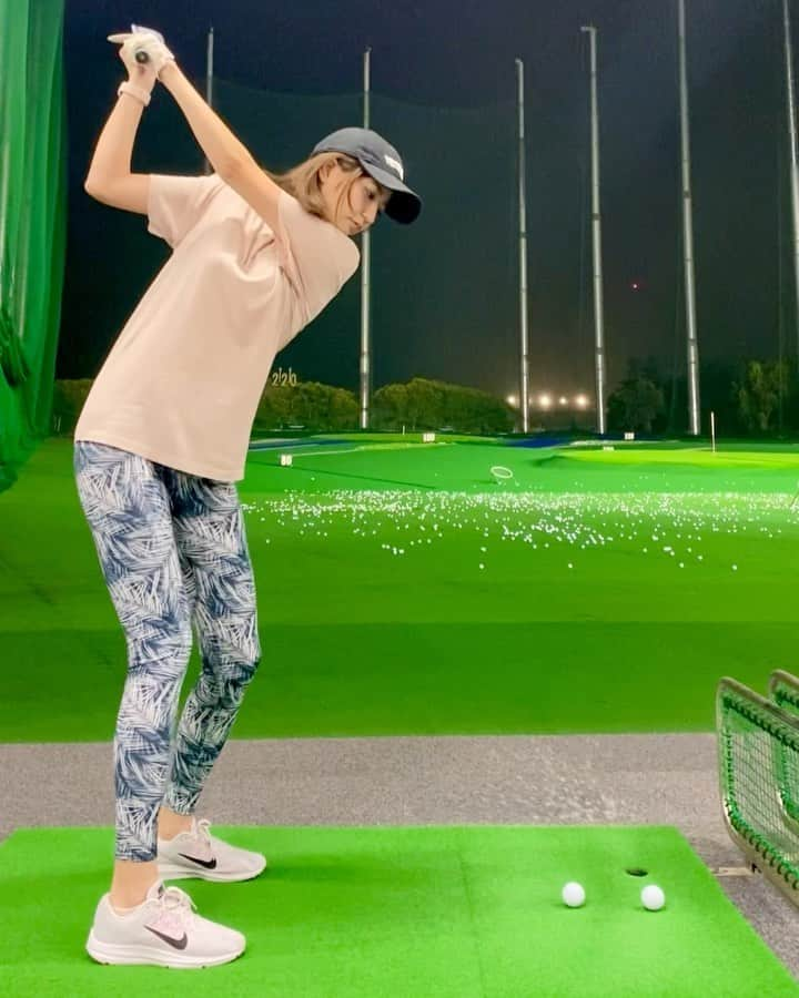 ガランダサーのインスタグラム：「⁡ ガランダ90切り企画🐥⛳️ ⁡ レッスンその③🏌️‍♀️ 右膝伸びちゃう系女子から右膝曲げとく系女子へ🦵 ⁡ 今回は、テイクバックで起き上がってしまっていた 原因が解明されました🏌️‍♀️💡 ⁡ ゴルフ筋に効くエクササイズも 教えてもらったので、要チェックです😎🔥 ⁡ レッスンの様子は、Youtube 『ひぐけんゴルフTV』をチェックしてね♩」