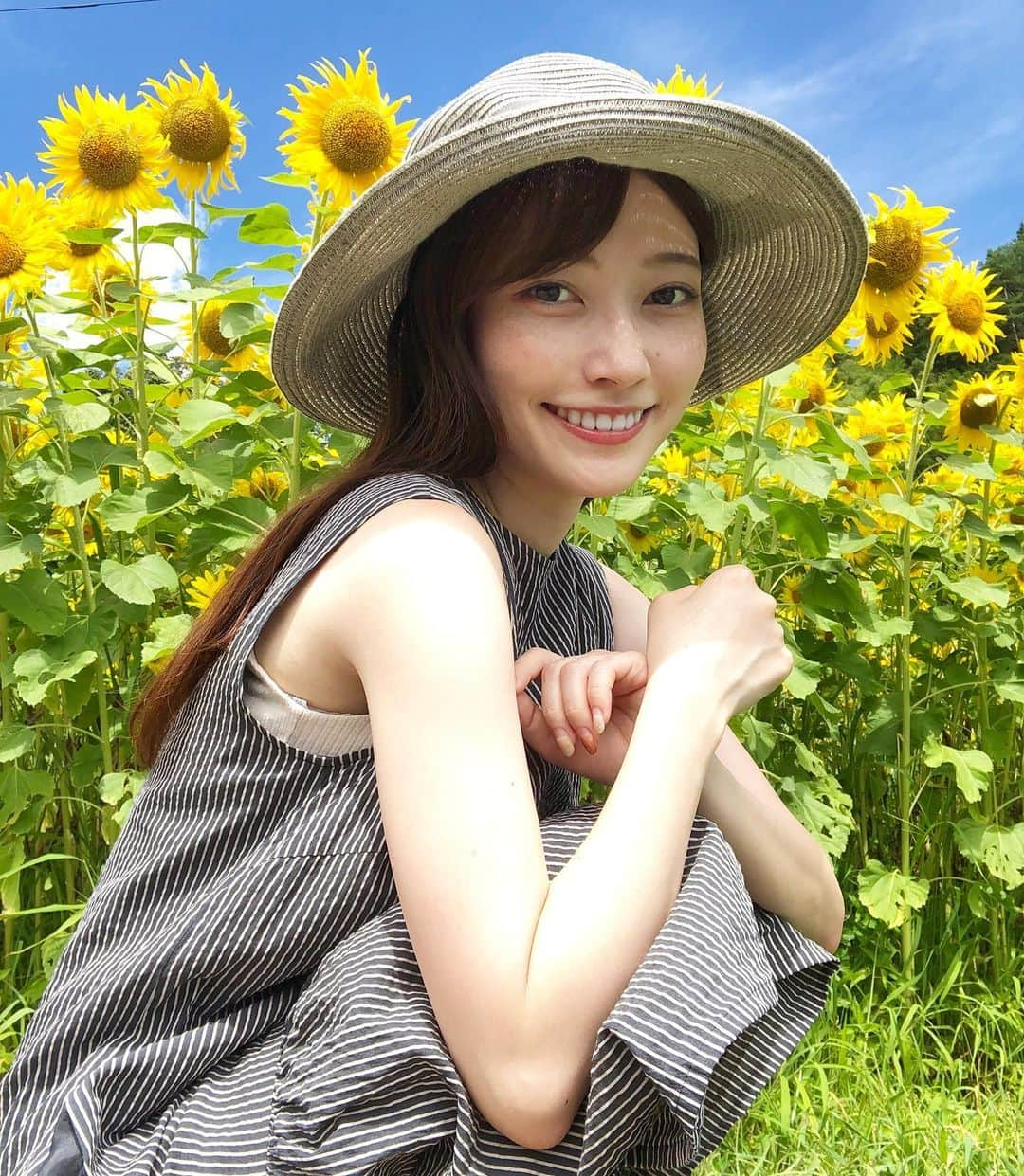 末井櫻子のインスタグラム：「🌻 ． ． この前の投稿好評だったけんもう一枚載せる◎ ． ． 安芸太田町の井仁の棚田にあるひまわりなんだけど、 棚田に咲いとるけん、遠くから見てもすっごく綺麗なの🌻 ． ． 人も少ないけんあんまり教えたくなかった 隠れひまわりスポットです🤫💛笑 ． ． ． #HIT広島観光大使 #井仁の棚田  #ひまわり」