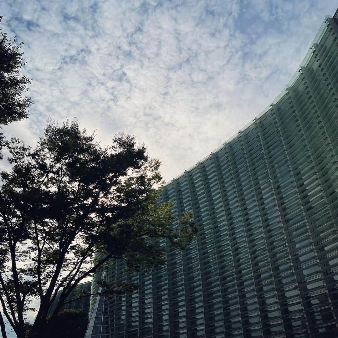 mioのインスタグラム：「秋を感じる空だけど、、、 気温はまだまだ夏ですね。」