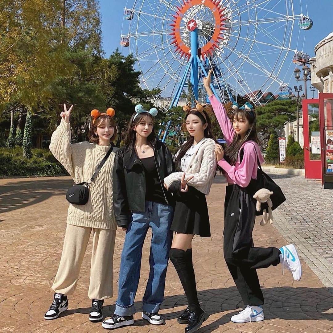 星來のインスタグラム：「美人四姉妹 降臨。 #美人 #姉妹 #外国人 #美しい #いいね返し #インスタ映え #instagood #instalike #f4f #l4l #likeforlikes #likeforfollow #いいねした人全員フォローする #お洒落さんと繋がりたい #美男美女と繋がりたい」