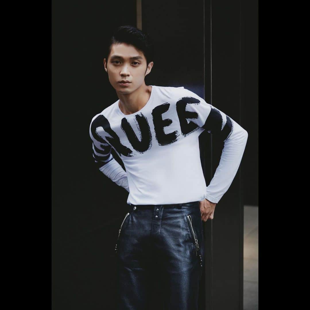 磯村勇斗のインスタグラム：「. Alexander McQueen Graffiti    「McQueen」グラフィティの入ったロングスリーブTシャツ クールで遊び心のあるロゴは着ていて気分が上がる   #McQueenGraffiti  #AlexanderMcQueen」