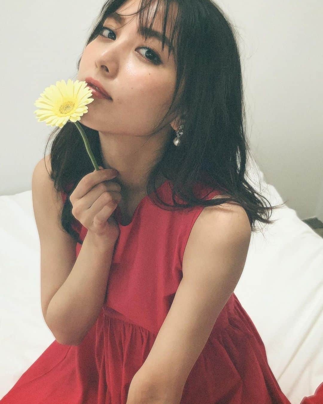 石川恋さんのインスタグラム写真 - (石川恋Instagram)「#美人百花 9月号💐 ✔クラシカルムードな秋のトレンド速報 ✔Noelaエレガンス ✔幸福美女図鑑 今月号はたくさんの企画をやらせていただきました！  "幸福美女図鑑"では、今私が考えていることや お仕事についてのことなど、3pにわたって ロングインタビューをしていただきました。  その中で大好きな動物についてもお話しました🐯🐻‍❄️ 海外のトラやライオンを飼っている方のSNSを見ていると、 猛獣でも懐く場合があるんだ！ と感動して憧れています🥺 （インタビューの一部に 「トラはネコ科なので基本的に人になつきます」 とお話している箇所があるのですが、 「必ずなつく」ということではありません。 誤解を招く表現をしてしまい申し訳ありません。） 今は画面越しでしか会えないので早く会いに行きたいです、、！  こんな風に自分の心の中の深い所まで打ち明ける機会は なかなかないので、ぜひ読んで 私のことを更に知ってもらえたら嬉しいです☺🌈」8月13日 20時04分 - ren_ishikawa