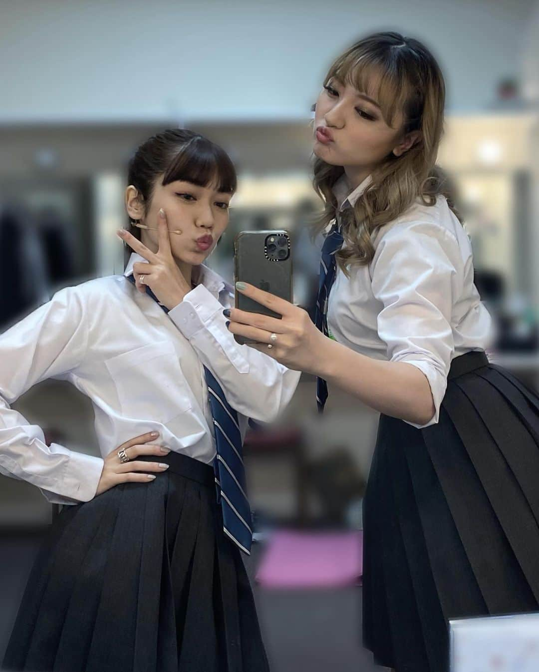 鈴木瑛美子さんのインスタグラム写真 - (鈴木瑛美子Instagram)「ディズニーキャラクターみたいな田野ちゃんヴィッキーと♥️ ヴィッキーにも田野ちゃんにもいつも助けられてて動きの一つ一つがほんとかっこいい、、。  みりおんさんと♦️ 英語版だったら私のセリフで「ミリオネア」って言っているので「百万長者」って言う時意識しちゃいます  お互い緑が一番好きな色だから嬉しいよね✌🏻 緑のスーツがばっちりきまってるサイと♣️(劇中)  #GoJamie #ジェイミーミュージカル  @jamiemusicaljp」8月13日 20時18分 - emksuzuki