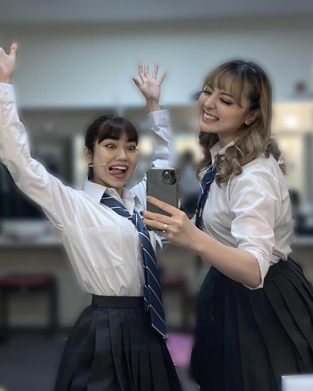 鈴木瑛美子さんのインスタグラム写真 - (鈴木瑛美子Instagram)「ディズニーキャラクターみたいな田野ちゃんヴィッキーと♥️ ヴィッキーにも田野ちゃんにもいつも助けられてて動きの一つ一つがほんとかっこいい、、。  みりおんさんと♦️ 英語版だったら私のセリフで「ミリオネア」って言っているので「百万長者」って言う時意識しちゃいます  お互い緑が一番好きな色だから嬉しいよね✌🏻 緑のスーツがばっちりきまってるサイと♣️(劇中)  #GoJamie #ジェイミーミュージカル  @jamiemusicaljp」8月13日 20時18分 - emksuzuki