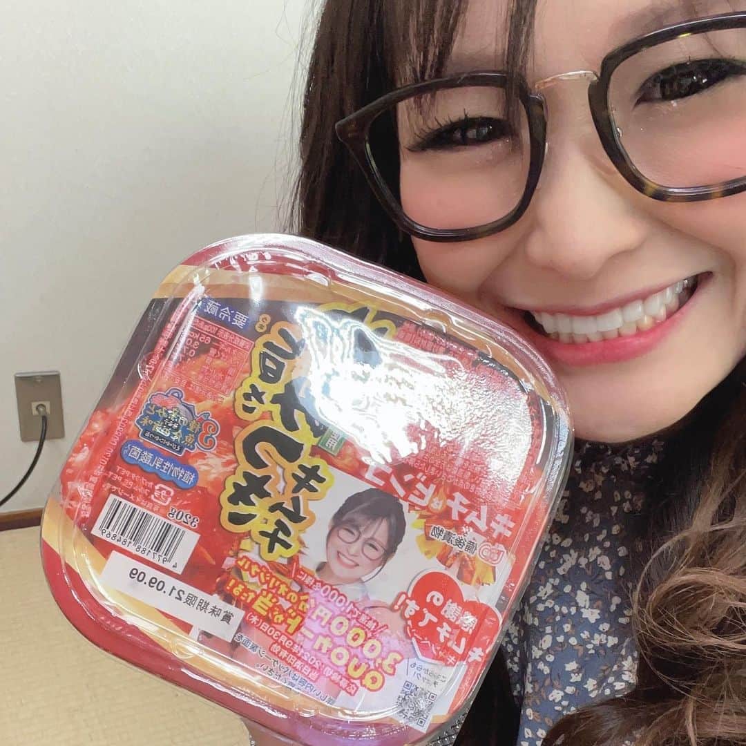 ギャル曽根のインスタグラム：「備後漬物さんのキムチが絶賛発売中です🥰✨ ちなみに、、、店頭動画は観て頂けましたでしょうか🥺？？ まだの方はぜひ備後漬物さんのホームページからご覧ください😂❤️ QUOカードプレゼントキャンペーンが実施中です😳✨ QUOカードは私がプリントされたオリジナルデザインのQUOカードなんです😂😂😂❤️ 美味しく食べて、QUOカードもゲットしちゃってください💛🧡❤️💜 キムチはビンゴ‼️ #キムチ #備後漬物 #キムチはビンゴ」