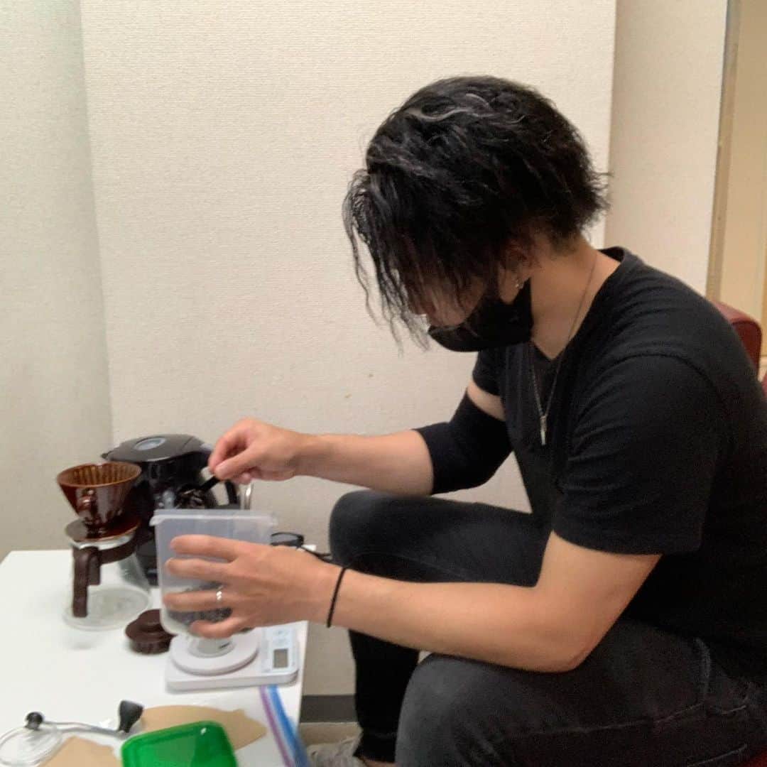 篤志のインスタグラム：「ツアー楽屋で自家焙煎コーヒーを振る舞ってくれるドラマーさん。 お湯入れてる時の目がガチでした💁‍♂️」