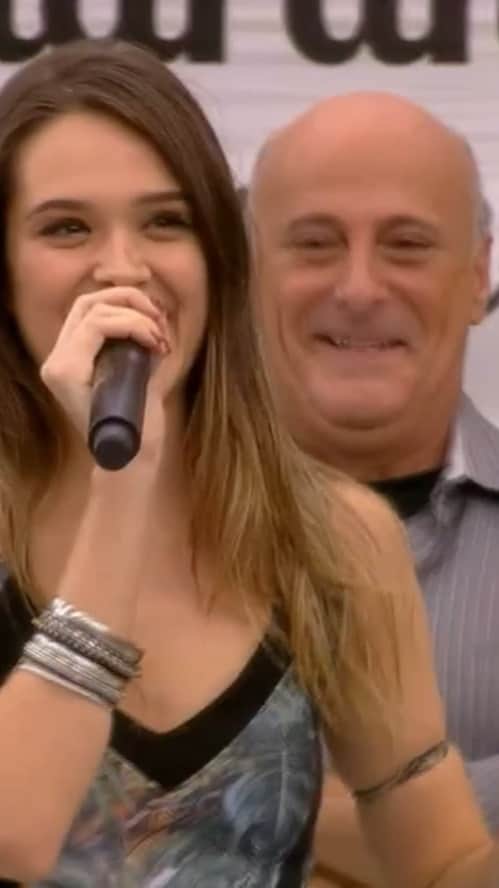 のインスタグラム：「Hoje, como a cada ano, fui lembrada por fãs muito carinhosos, que a nossa “Malhação- Intensa Como a Vida” completa 9 ANOS de estreia!😱👵🏼💖 Então, pra celebrar esse trabalho tão marcante pra mim, e acredito que pra todos que dele desfrutaram, trago uma cena simbólica da formatura desses personagens tão queridos e amigos tão amados! Vamos matar a saudade junto comigo? Da o “play” aí no que poderia ter sido um arquivo diretamente da #TvOrelha 😜✨💫」