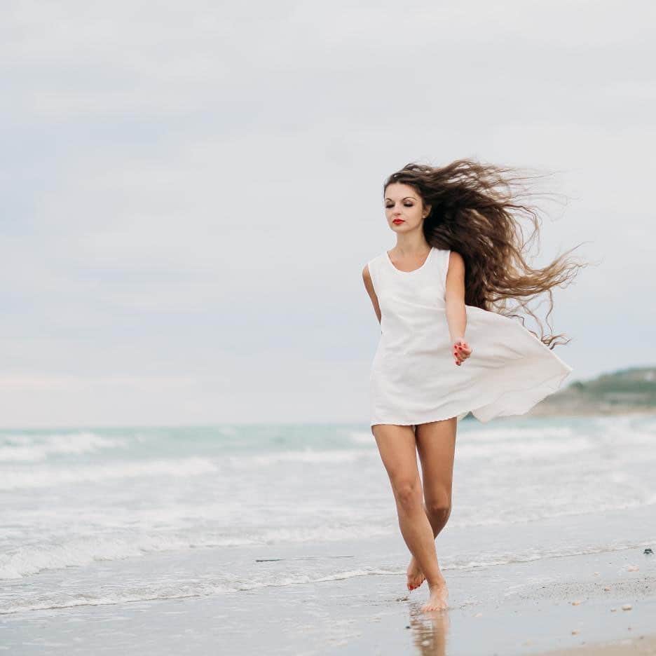 のインスタグラム：「Running to my freedom 🕊  📸: @longhairmermaid_babe @longhairmermaid_backup」