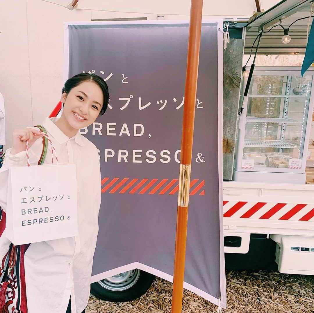 平祐奈さんのインスタグラム写真 - (平祐奈Instagram)「🍞☕️ 福岡の薬院でスタッフさんが買ってくださったおしゃれパン。  とーっても美味しかったです🍞 そして薬院テラスでは画家さんが絵を描かれていたり とても素敵な空間でした🎨  大雨が心配ですがどうか皆さんがご無事でありますように。 くれぐれもお気をつけて下さい。」8月13日 22時27分 - yunataira_official