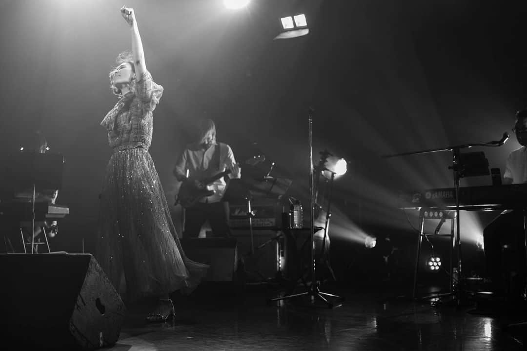 愛内里菜のインスタグラム：「早速届いた！ カメラマンが撮影してくれた写真✨☺️✨ ⁡ 昼公演での１枚📷 ⁡ 8/7(土)愛内里菜 Birthday Live 2021 ツイキャス配信チケット発売中‼️🌟 ⁡ 昼公演 https://twitcasting.tv/c:rr200627/shopcart/85250 ⁡ ⁡ 夜公演 https://twitcasting.tv/c:rr200627/shopcart/85251 ⁡ 昼と夜で少し選曲を変えています‼️ 衣装は全て変えてみました😆💎 ツイキャスアプリをダウンロードして 配信チケットを購入して頂けます😌‼️ ⁡ ⁡ ⁡ ⁡ CDやグッズはこちらから ↓↓↓ 🌈RINA AIUCHI official website🌈 http://rikakakiuchi.com/  ⁡ こちらのオンラインショップで CDやグッズお買い求め頂けます！ ⁡ ⁡ 🐦Twitter 愛内里菜 official @RRikakakiuchi ⁡ ⁡ 😆TikTok 愛内里菜/Rina Aiuchi ⁡ @booyon  @pulito_yuri  @f_s_6_shop  #バースデーライブ　 #愛内里菜  #歌手 #再始動 #垣内倶楽部  #バンド  #ライブハウス #ライブ #一体化 #絆 #盛り上がりたい  #感謝  #21周年 #YouTube #ユーチューバー#TikTok」