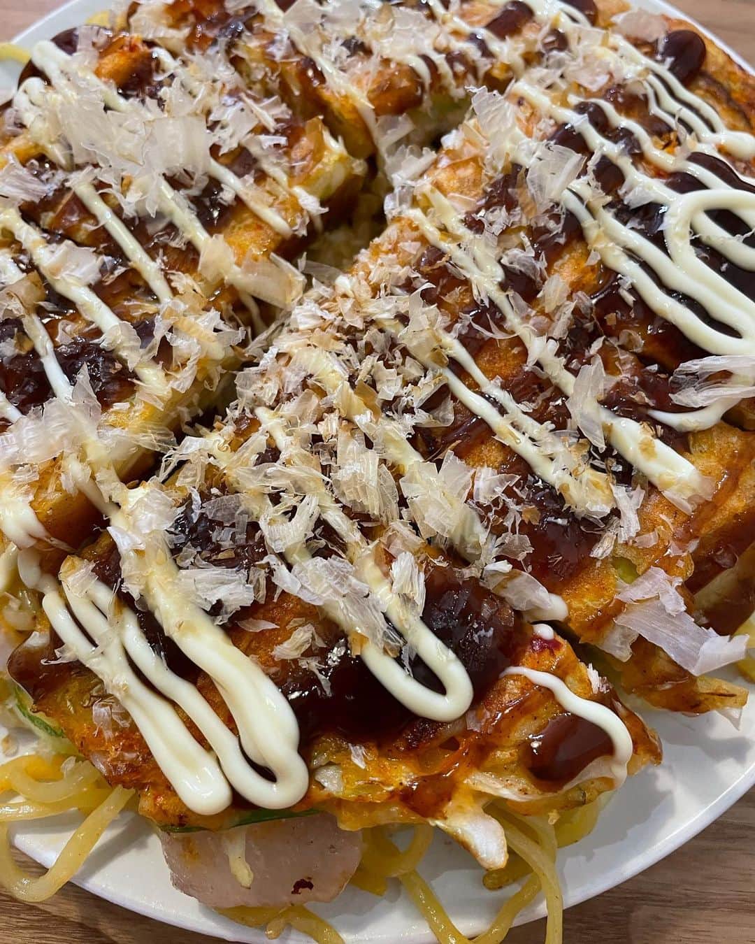 神尾佑のインスタグラム：「モダン焼き作った。子供は食べんと思ってたら食べた笑。 でも食べないと思ってたからキムチを入れたんだよね。バレんと思ったらバレた笑。 「辛いの入ってる。何この赤いの〜！」次は入れません。」